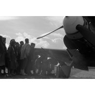 Le lieutenant Oblt. Fritz Dinger, Staffelkapitän du 4./JG 53 devant le «Schwarzes 8 »  du Lt. Siegfried Beer, du 2./JG53.