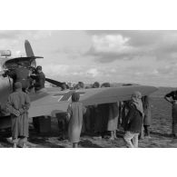 Le lieutenant Oblt. Fritz Dinger, Staffelkapitän du 4./JG 53 devant le «Schwarzes 8 »  du Lt. Siegfried Beer, du 2./JG53.