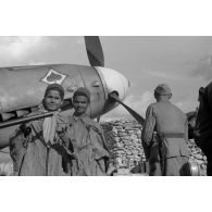 Jeunes Tunisiens devant le «Schwarzes 8 »  du Lt. Siegfried Beer, du 2./JG53.