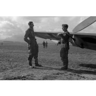 Le lieutenant Oblt. Fritz Dinger, Staffelkapitän du 4./JG 53 devant le «Schwarzes 8 »  du Lt. Siegfried Beer, du 2./JG53.
