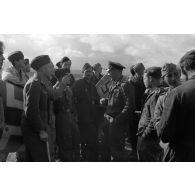 Personnels au sol et pilotes regroupés autout des dégats causés sur la queue d'un chasseur Messerschmitt Bf-109 du 2 ou du 4./JG 53 (Jagdgeschwader 53).