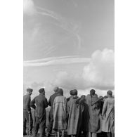 Des Tunisiens et du personnel au sol du Jagdgeschwader JG 53 assistent à des combats aériens qui ont lieu devant leurs yeux.