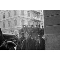A Palerme, des prisonniers français chargés dans des camions suscittent la curiosité des passants et de soldats italiens.