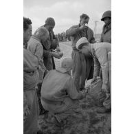 En Tunisie, une colonne de prisonniers américains sous la garde de fantassins allemands.