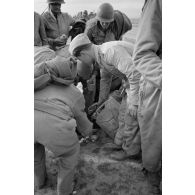 En Tunisie, une colonne de prisonniers américains sous la garde de fantassins allemands.