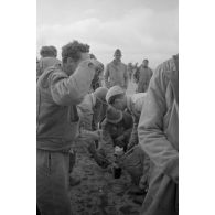 En Tunisie, une colonne de prisonniers américains sous la garde de fantassins allemands.