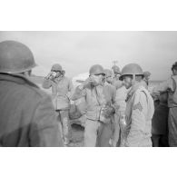 En Tunisie, une colonne de prisonniers américains sous la garde de fantassins allemands.