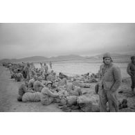 En Tunisie, une colonne de prisonniers américains sous la garde de fantassins allemands.