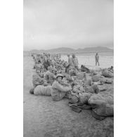 En Tunisie, une colonne de prisonniers américains sous la garde de fantassins allemands.