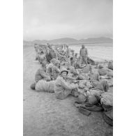 En Tunisie, une colonne de prisonniers américains sous la garde de fantassins allemands.