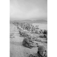 En Tunisie, une colonne de prisonniers américains sous la garde de fantassins allemands.