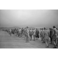 En Tunisie, une colonne de prisonniers américains sous la garde de fantassins allemands.