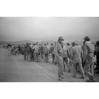 En Tunisie, une colonne de prisonniers américains sous la garde de fantassins allemands.