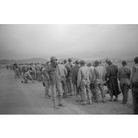 En Tunisie, une colonne de prisonniers américains sous la garde de fantassins allemands.