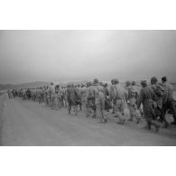 En Tunisie, une colonne de prisonniers américains sous la garde de fantassins allemands.