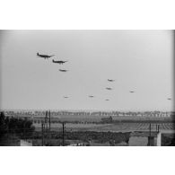 Dans les environs de Tabarka (Tunisie), le survol d'avions de transport Junkers Ju-52.