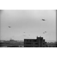 Dans les environs de Tabarka (Tunisie), le survol d'avions de transport Junkers Ju-52.