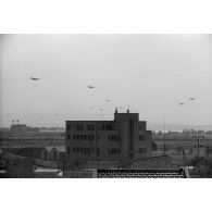 Dans les environs de Tabarka (Tunisie), le survol d'avions de transport Junkers Ju-52.