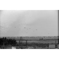 Dans les environs de Tabarka (Tunisie), le survol d'avions de transport Junkers Ju-52.