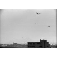 Dans les environs de Tabarka (Tunisie), le survol d'avions de transport Junkers Ju-52.