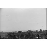 Dans les environs de Tabarka (Tunisie), le survol d'avions de transport Junkers Ju-52.