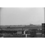 Dans les environs de Tabarka (Tunisie), le survol d'avions de transport Junkers Ju-52.