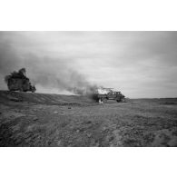 Un convoi de l'artillerie allemande, il pourrait s'agir de la 9e batterie du Panzer-Artillerie Regiment 155 (21 Panzer-Division).