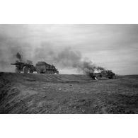 Un convoi de l'artillerie allemande, il pourrait s'agir de la 9e batterie du Panzer-Artillerie Regiment 155 (21 Panzer-Division).