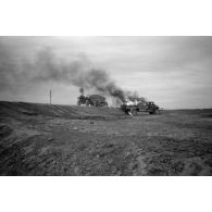 Un convoi de l'artillerie allemande, il pourrait s'agir de la 9e batterie du Panzer-Artillerie Regiment 155 (21 Panzer-Division).