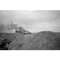 Un convoi de l'artillerie allemande, il pourrait s'agir de la 9e batterie du Panzer-Artillerie Regiment 155 (21 Panzer-Division).