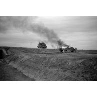 Un convoi de l'artillerie allemande, il pourrait s'agir de la 9e batterie du Panzer-Artillerie Regiment 155 (21 Panzer-Division).