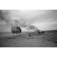 Un convoi de l'artillerie allemande, il pourrait s'agir de la 9e batterie du Panzer-Artillerie Regiment 155 (21 Panzer-Division).
