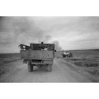 Un convoi de l'artillerie allemande, il pourrait s'agir de la 9e batterie du Panzer-Artillerie Regiment 155 (21 Panzer-Division).