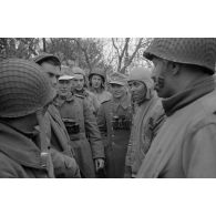 En Tunisie, prisonniers américains de la bataille de Kasserine.