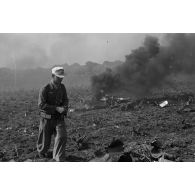 Des Tunisiens inspectent les débris d'un crash aérien, certainement un quadrimoteur américain du type B-17 ou B-24.