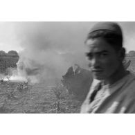 Des Tunisiens inspectent les débris d'un crash aérien, certainement un quadrimoteur américain du type B-17 ou B-24.