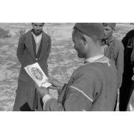 Dans le secteur de El Jem, les activités de la 6e compagnie de propagande de l'armée de l'air allemande auprès de la population tunisienne.