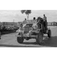 Dans le secteur de El Jem, un véhicule britannique capturé Morris Commercial C8 porte l'immatriculation WL 227 009.