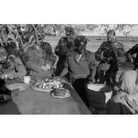 En Tunisie, dans le secteur de Bizerte, un repas avec la population (femmes et enfants) au sein des services postaux  du Feldpostamt 190.