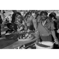 En Tunisie, dans le secteur de Bizerte, un repas avec la population (femmes et enfants) au sein des services postaux  du Feldpostamt 190.