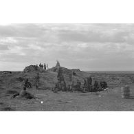 Une position d'observation de l'Axe dans le secteur de Sidi Azeiz.