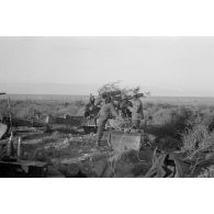 Une batterie de canons de 15 cm tire sur Tobrouk (Tobruk).