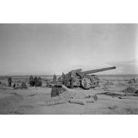 Un canon de 21 cm tire sur Tobrouk (Tobruk).