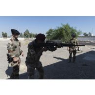 Un soldat irakien présente ses méthodes de franchissement à des instructeurs du 13e bataillon de chasseurs alpins (13e BCA) à Bagdad, en Irak.