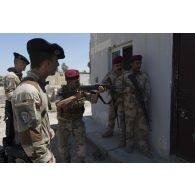 Des soldats irakiens participent à un exercice de franchissement en trinôme sous le regard d'instructeurs du 13e bataillon de chasseurs alpins (13e BCA) à Bagdad, en Irak.