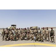 Photographie de groupe de stagiaires irakiens et d'instructeurs de la Task Force Monsabert à Bagdad, en Irak.