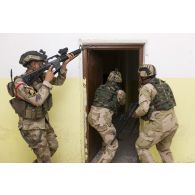 Des stagiaires irakiens investissent une pièce à Bagdad, en Irak.