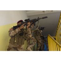 Des stagiaires irakiens investissent un bâtiment à Bagdad, en Irak.