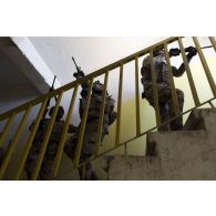Des stagiaires irakiens investissent un bâtiment à Bagdad, en Irak.