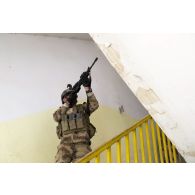 Un stagiaire irakien investit un bâtiment à Bagdad, en Irak.